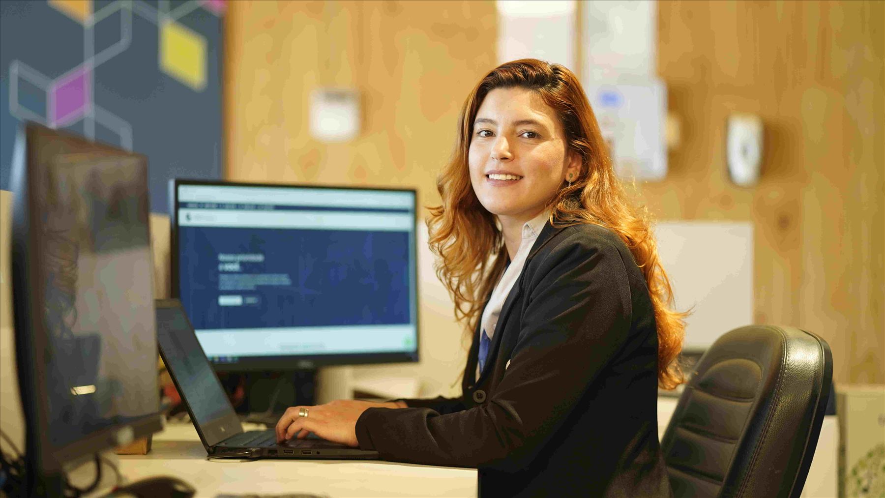 Profissional de recepção da GBA em posto de trabalho